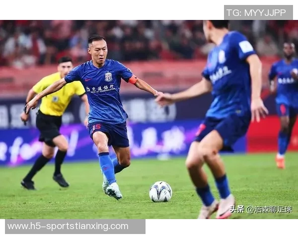 上海市足协热烈祝贺海港队在上海足球史上创造辉煌成就的壮丽篇章